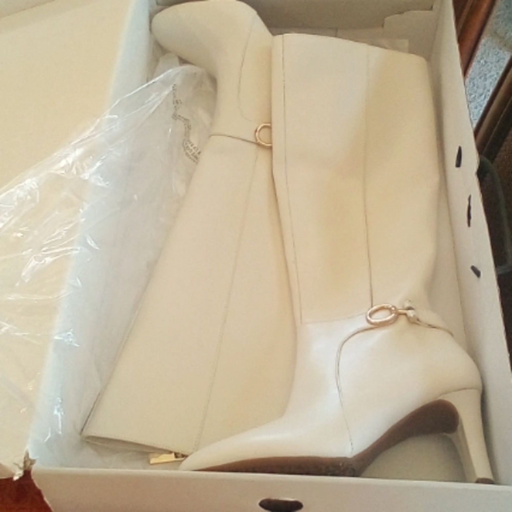BANDALINO Off White Bodella dress boots. Sz 8M